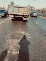 У Львові латають ями на дорогах холодним асфальтом