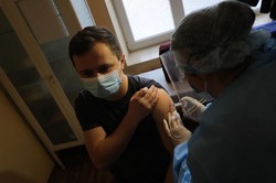 У Львові від COVIDу щепили медиків 8-ої міської клінічної лікарні (ФОТО)