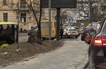 У Львові на вулиці Шота Руставелі у ДТП потрапив пасажирський автобус