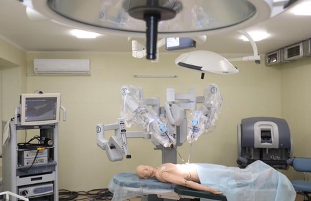 У Львові вперше в Україні провели операцію дитині з допомогою робота-хірурга «daVinci»