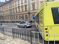 У Львові комунальний автобус перекрив вулицю