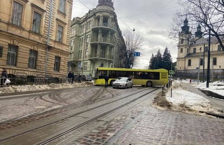 У Львові комунальний автобус перекрив вулицю
