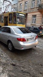 У Львові неправильно припаркований легковик зупинив рух трамваїв
