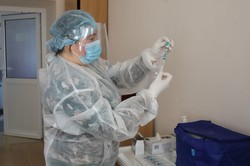 У Львові від COVID-19 вакцинували медиків лікарні швидкої допомоги та центру екстреної медицини та медицини катастроф (ФОТО)