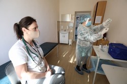 У Львові від COVID-19 вакцинували медиків лікарні швидкої допомоги та центру екстреної медицини та медицини катастроф (ФОТО)