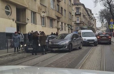 У Львові через ДТП призупинився рух трамваїв 2-го маршруту
