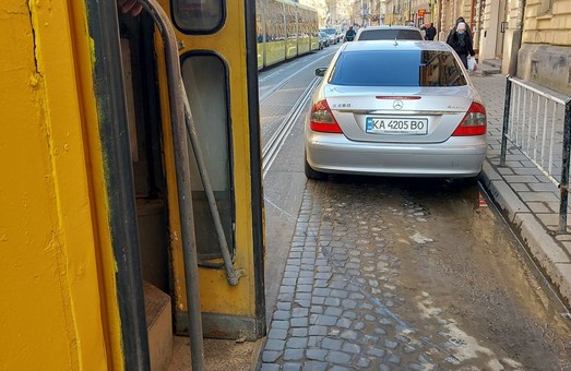 У Львові неправильно припаркований легковик заблокував рух трамваїв