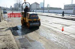 У Львові почали латати ями на дорогах гарячим асфальтом (ФОТО)