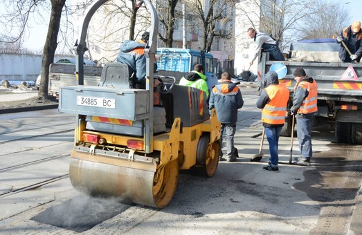 У Львові почали латати ями на дорогах гарячим асфальтом (ФОТО)