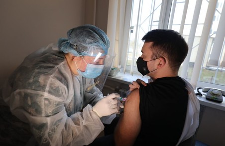 В Україні першу дозу вакцини від COVID-19 отримали уже майже 10 тисяч осіб