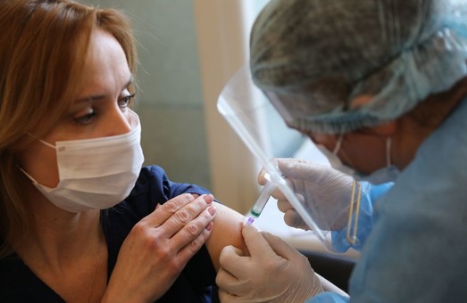 У Львові 340 медиків уже отримали першу дозу вакцини проти коронавірусу