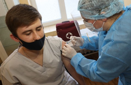 У Львові першу дозу вакцини від COVID-19 отримало уже 630 медпрацівників