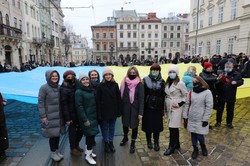 У Львові на площі Ринок урочисто заспівали «Ще не вмерла Україна» і розгорнули великий національний прапор