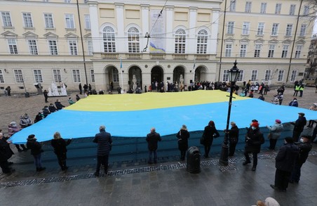 У Львові на площі Ринок урочисто заспівали «Ще не вмерла Україна» і розгорнули великий національний прапор