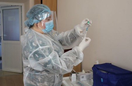 У Львові сьогодні першу дозу вакцини від COVID-19 отримало іще 150 медичних працівників