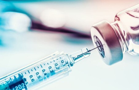 В Україні у п’ятницю 12 березня першу дозу антиковідної вакцини отримало понад 9 тисяч людей