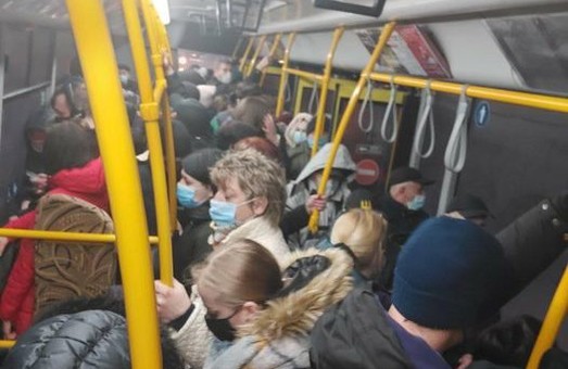 Не дивлячись на стрімке зростання захворюваності на COVID-19 у Львові, комунальні автобуси переповнені