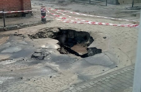 На вулиці Шумського у Львові утворилося провалля