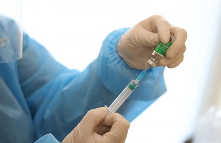 Майже 93 тисячі українців уже отримали першу дозу вакцини проти COVID-19