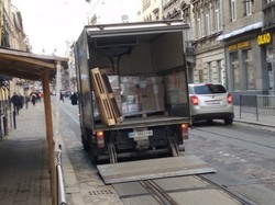 У Львові вантажівка доставки блокувала рух трамваїв