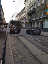 У Львові вантажівка доставки блокувала рух трамваїв