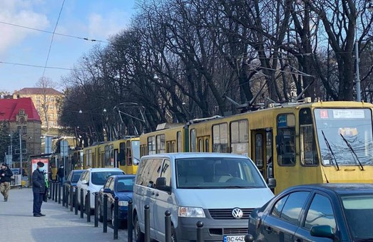 У центрі Львова сьогодні зранку стався вимушений «парад трамваїв»