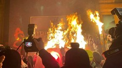 Акція протесту на підтримку Сергія Стерненка під стінами Офісу Президента закінчилася актами вандалізму (ФОТО, ВІДЕО)