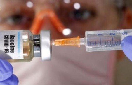 Вихідні знову загальмували «антиковідну» вакцинацію в Україні – в суботу 20 березня було зроблено менше 4000 ін’єкцій вакцини