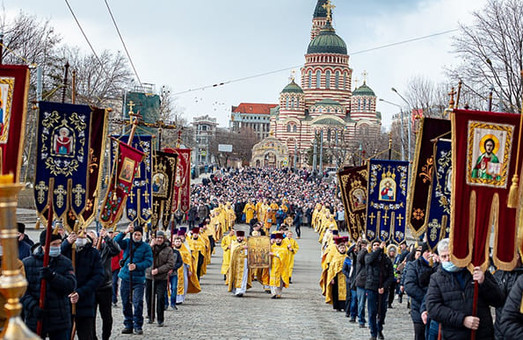 В низці міст України Російська православна церква провела хресні ходи та інші заходи, у яких брали участь тисячі людей