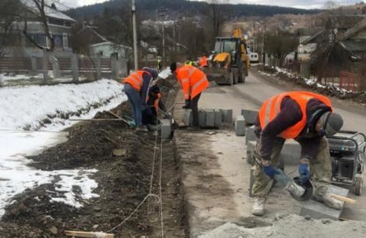 У селі Стрілки на Львівщині відновили ремонт автомобільної дороги