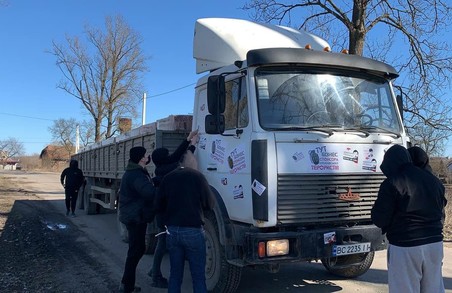Нацкорпус під Львовом заблокував транспорт компанії Медведчука та Козака