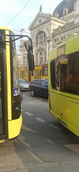 У центрі Львова комунальний автобус опинився на острівці безпеки