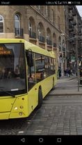 У центрі Львова комунальний автобус опинився на острівці безпеки