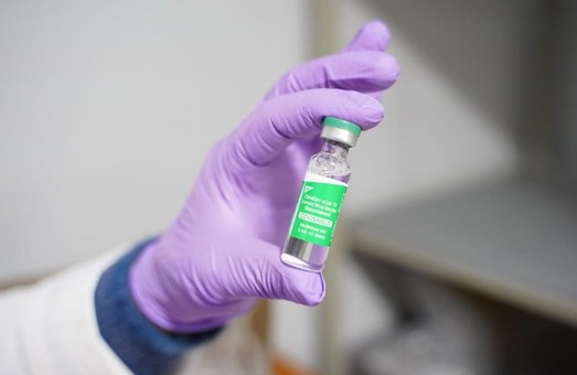В Україні за понад місяць кампанії із вакцинації проти COVID-19 вакцинували менше 200 тисяч мешканців