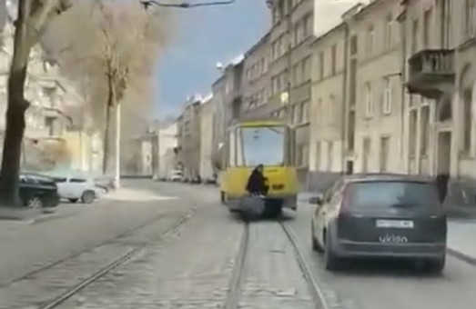 У Львові молодик катався на «ковбасі» трамвая (ВІДЕО)