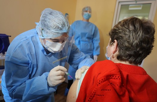 У Львові за понеділок вакцинували 600 осіб, а от на вихідні – жодної людини