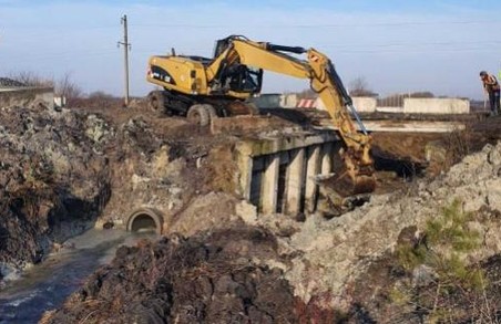 На Львівщині на об’їзній дорозі Золочева ремонтують аварійний міст