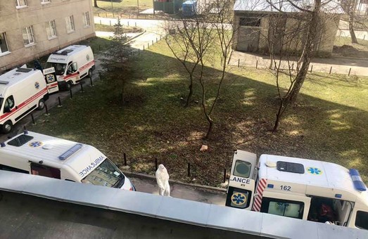 У Львові біля «лікарні на Топольній» вишукувалася черга «швидких» із «ковідними» пацієнтами