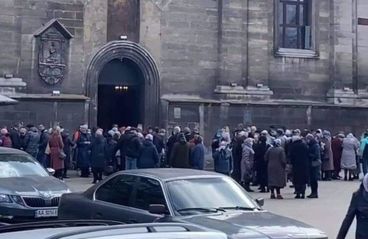 У Львові під час суворого карантину біля церков спостерігають натовпи людей