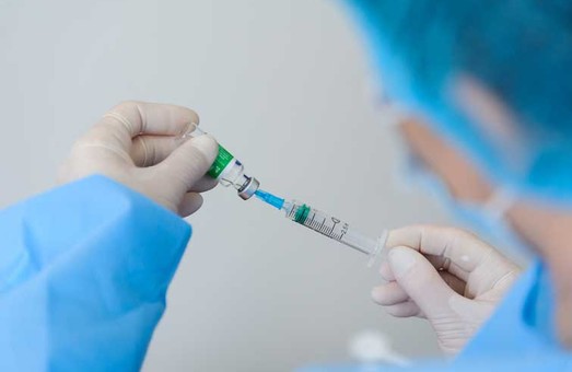 В понеділок в Україні від COVID-19 вакцинували менше 13 тисяч людей