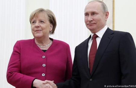 У Меркель домовлятимуться із Путіним про закупівлю вакцини «Спутник V»