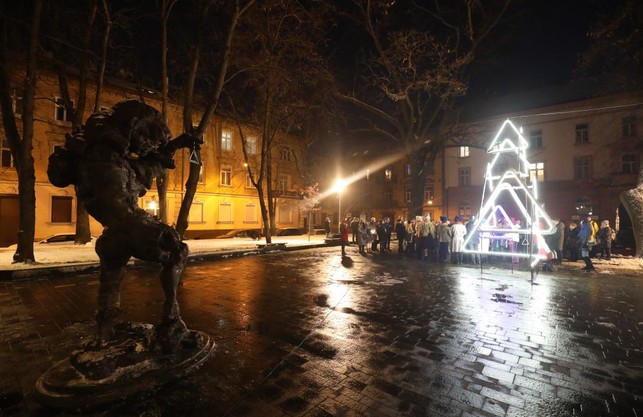 На площі Маланюка у Львові з'явилася ще одна святкова локація