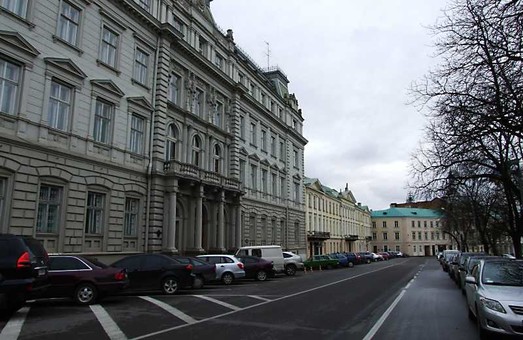 Львів'ян просять терміново забрати припарковані автомобілі із вулиці Винниченка