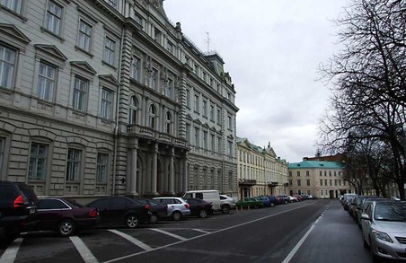Львів'ян просять терміново забрати припарковані автомобілі із вулиці Винниченка