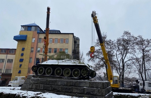 У Чернівцях демонтовують танк - пам'ятник радянським танкістам