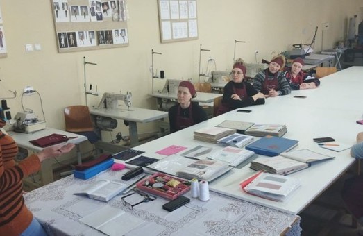 У Львові вимушених переселенців навчатимуть шиття, перукарського мистецтва та кулінарії