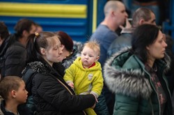 Біженці із Маріуполя вирушили із Запоріжжя на Захід України (ФОТО)