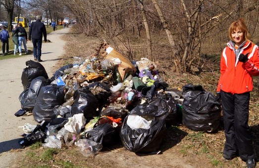 У Дрогобичі на Львівщині провели толоку по прибиранню парку