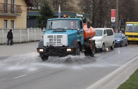 У Львові комунальники прибирають місто після зими