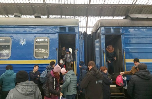 До Львова потягами прямує понад півтори тисячі біженців із Маріуполя